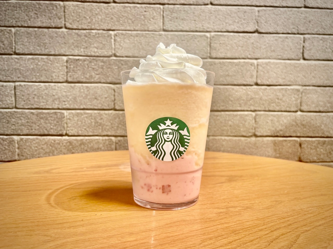 トロピカルフルーツがたっぷり入った「My フルーツ³ フラペチーノ® ゴールデン パイン & グアバ ヨーグルト」。