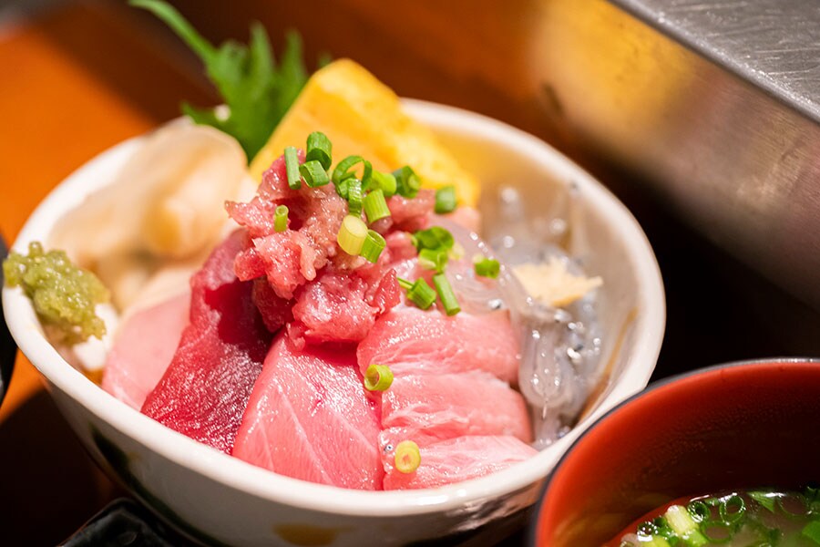 マグロがこんもりと載り、生シラスが添えられた丼。