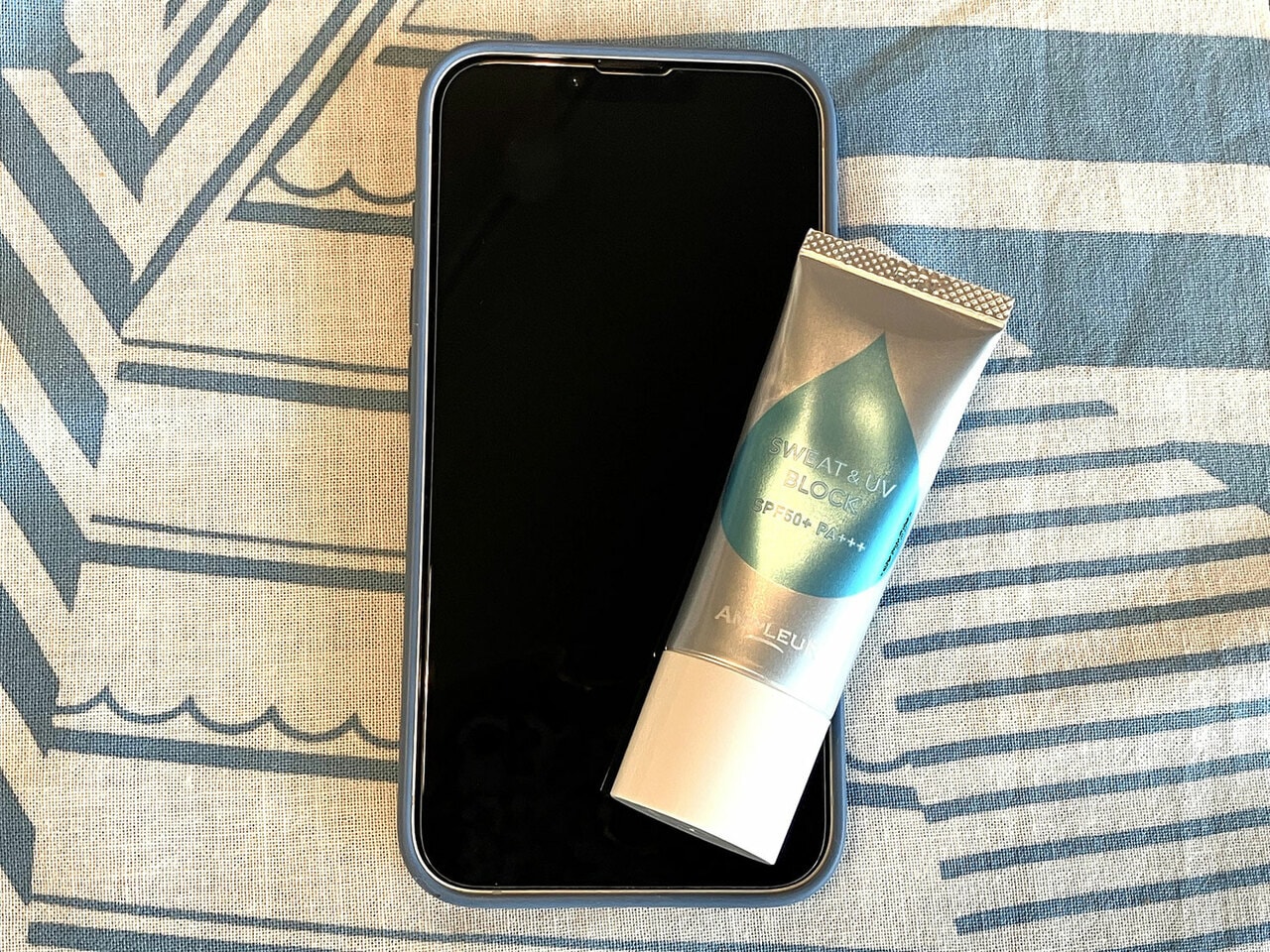 高さ15ミリ×厚さ18ミリ（ライター調べ）と、スマホより小さいくらいのサイズ。チューブタイプで軽く、旅行や出張に持って行くのにも最適。