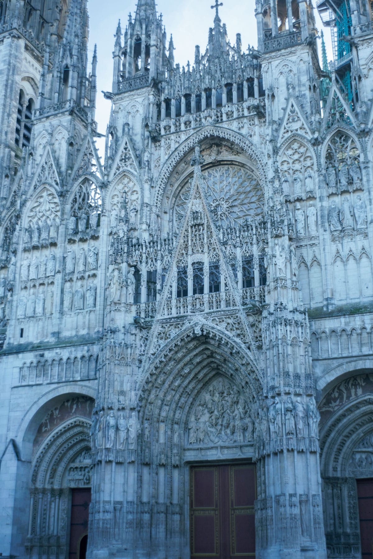 ルーアン大聖堂の正門は正確には西北西向き。モネは相対する建物2階に画架を据え、刻々変化する光を捉えた。