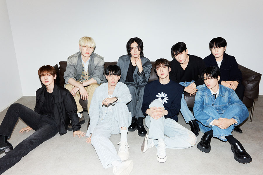 ATEEZ。撮影前は和気あいあいとした雰囲気でメンバー同士会話を楽しんでいたが、撮影に入るとすぐに空気が一変した。