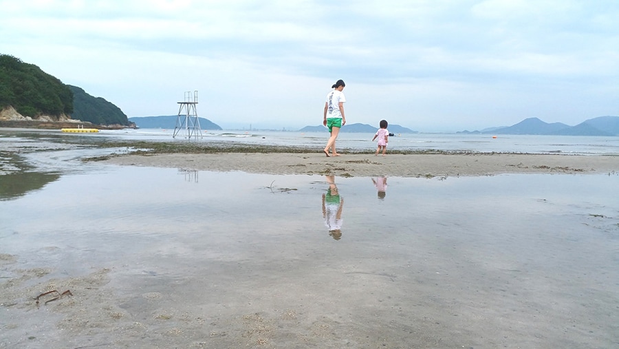 南部のふるさと海の家「つつじ荘」の前に広がる琴弾地(ごだんぢ)海水浴場。島内で一番メジャーな海水浴場です。