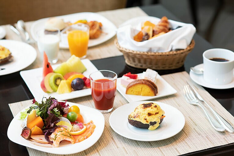 常時110種ものアイテムが並ぶブッフェ 4,300円(税込)。