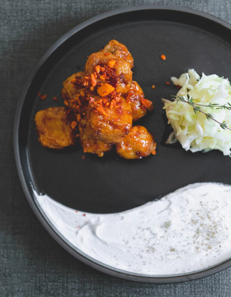 ランチコースW25,000（注文は2名〜）より。カリッと揚げた豆腐を甘辛ソースで和えた「フライド トーフ」。