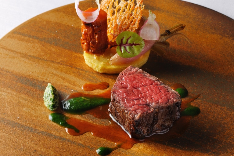 肉は「牛肉のアロースト」。それはもう間違いなくおいしい。ニラのペーストがユニーク。