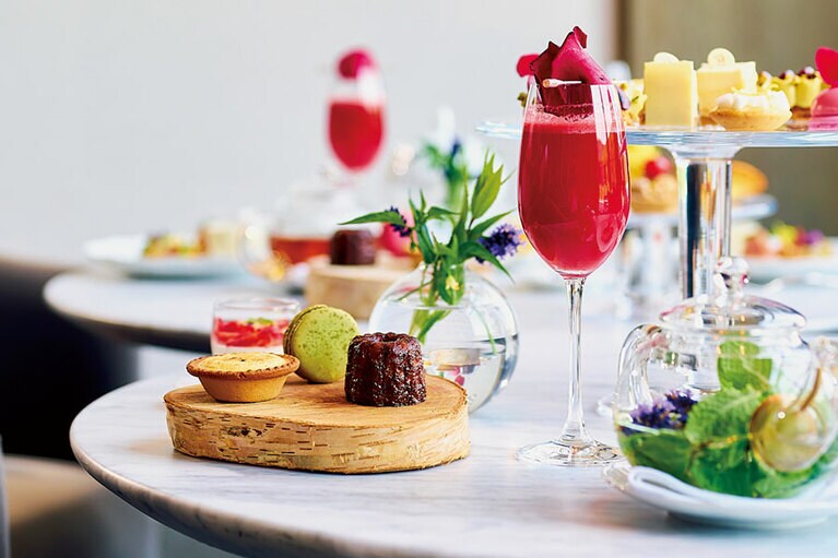 「ピエール・エルメ・パリ アフタヌーンティー」4,950円 地元産ホタテや自社ガーデン製のハーブティーなど旬素材がたっぷり。