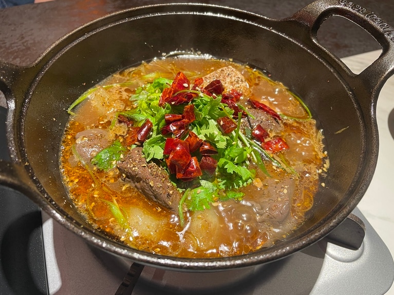 臭豆腐と聞くと、屋台から漂うあの強烈なにおいを想像しがちですが、こちらの臭豆腐はほとんど無臭。スープをしっかり吸って旨みを引き出すという、臭豆腐の本来の役割がきちんと活きています。