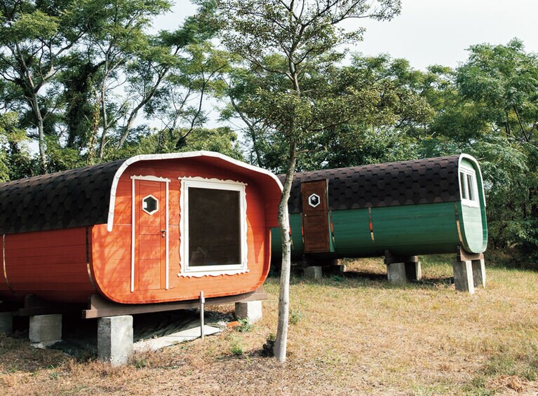 屋根や壁の色も愛らしい樽型サウナはキットで販売。（IZBA　福岡）