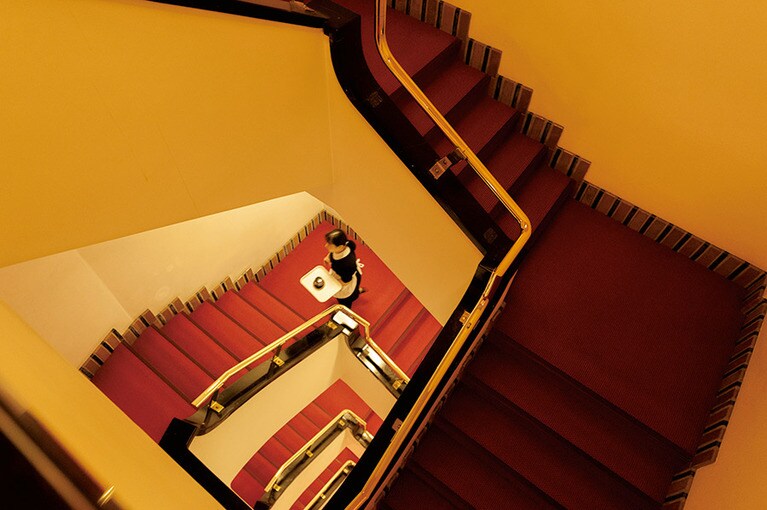 螺旋階段や、エントランス、ロビーなどアール・デコの見所も多数。