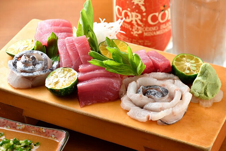 ナワキリ刺身 1人前 1,000円、マグロ刺身 1人前500円～(写真はともに2人前)、ラム酒「COR COR」酎ハイ 600円。