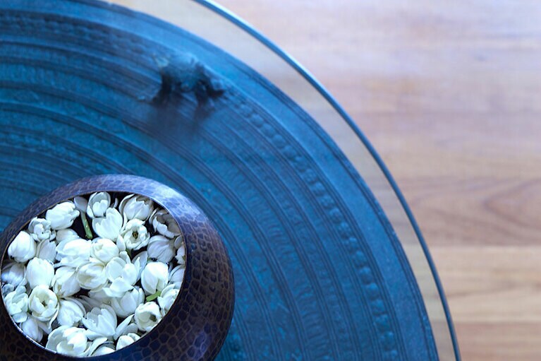 ジャスミンを浮かべた器やさまざまな蘭が、部屋のあちこちに飾られているので、シンプルな部屋も殺風景じゃない。