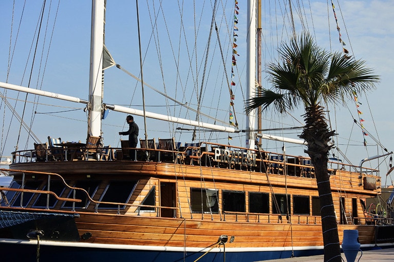 「ハルガダ・マリーナ」に停泊していた観光用のサンセットクルーズ船。