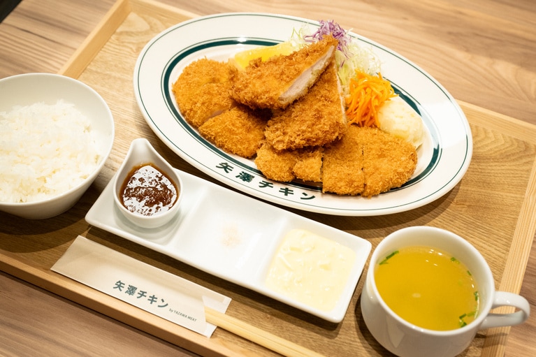 ごはんは青森県産「まっしぐら」を使用。チキンカツは4種のソースで味変を楽しみたい。