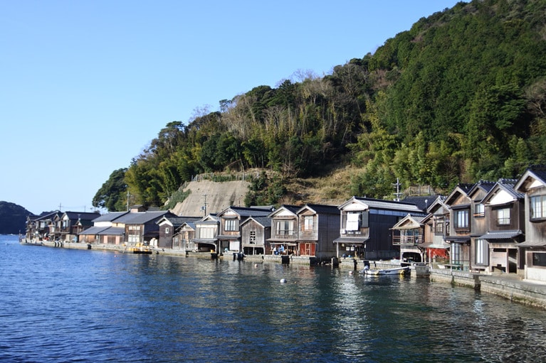 1階が船のガレージになった舟屋が連なる伊根町。