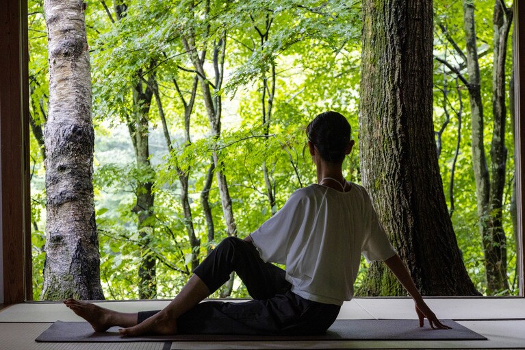 軽井沢の爽やかな風を受けながらのストレッチ、浅くなりがちな呼吸を深めて、全身に酸素を行き渡らせる。