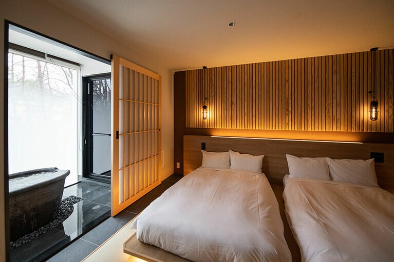 温泉半露天風呂付和室ツイン:28,600円〜（税込/入湯税別)）1室2名まで。