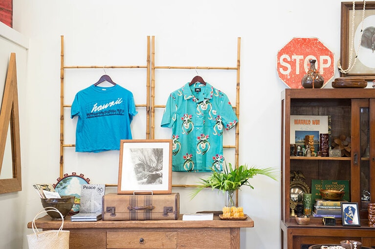 「ナンバー808」の店内には、服、雑貨、古レコード、オブジェなどが自由に並べられている。