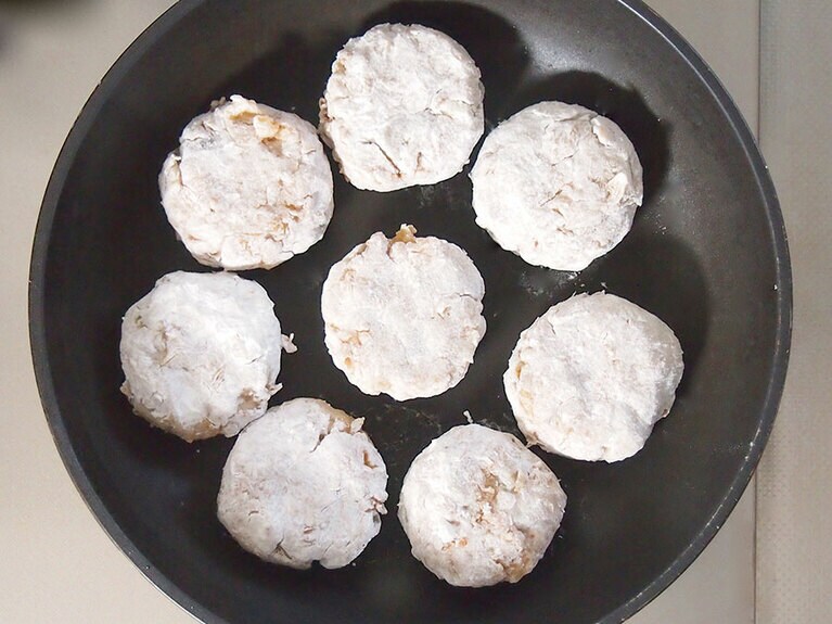 (6) フライパンにごま油を敷いて、丸く整えたタネを並べて焼きます。