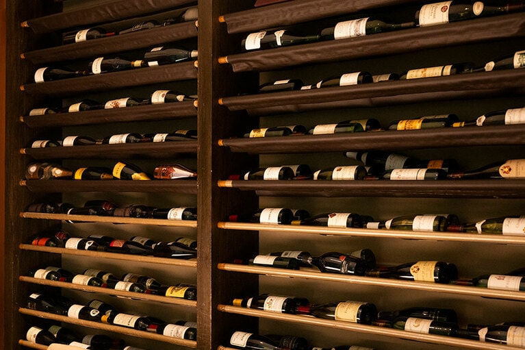 ワインセラーには提携ワイナリーのワインがずらりと並びます。