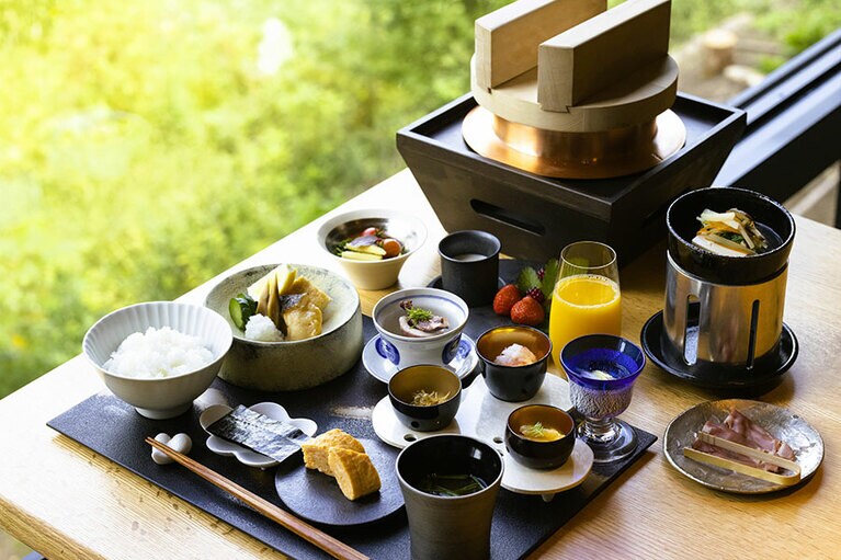 ゲストが希望する時間に合わせて炊き上げるご飯もおかずもすべてが上質なシャレーアイビー定山渓の朝食。
