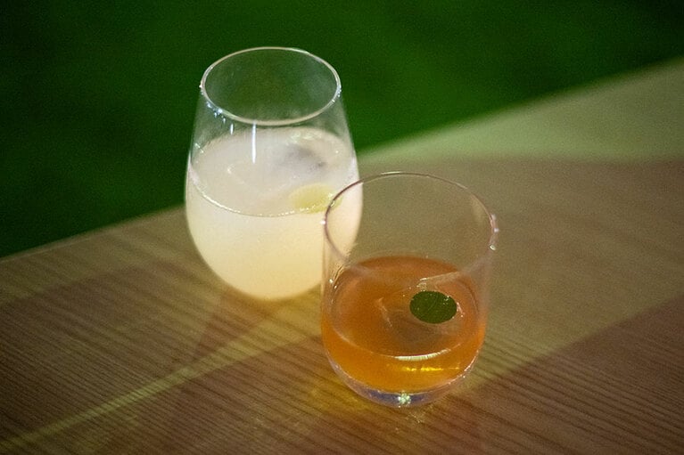 オリジナルカクテルの「月見日和」(奥)1,600円と「梅見心地」(手前)1,500円。