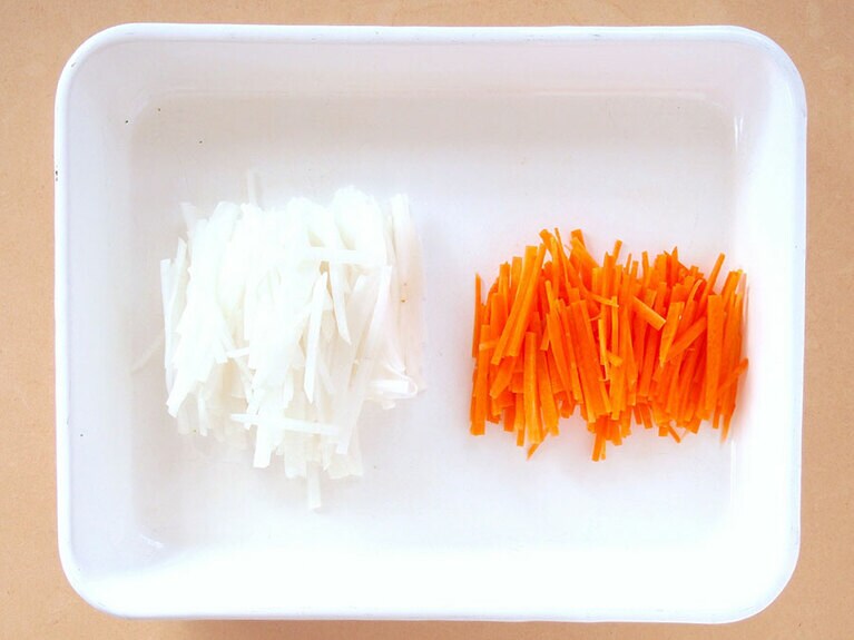 (1) 大根、人参は皮を剥いて千切りにします。