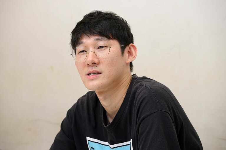 インタビューに答えてくれた、ロングコートダディの堂前透さん。