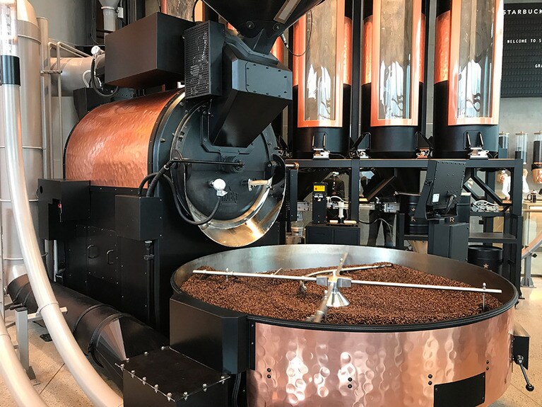 1階にある大型のロースターは最大118kgの焙煎が可能。