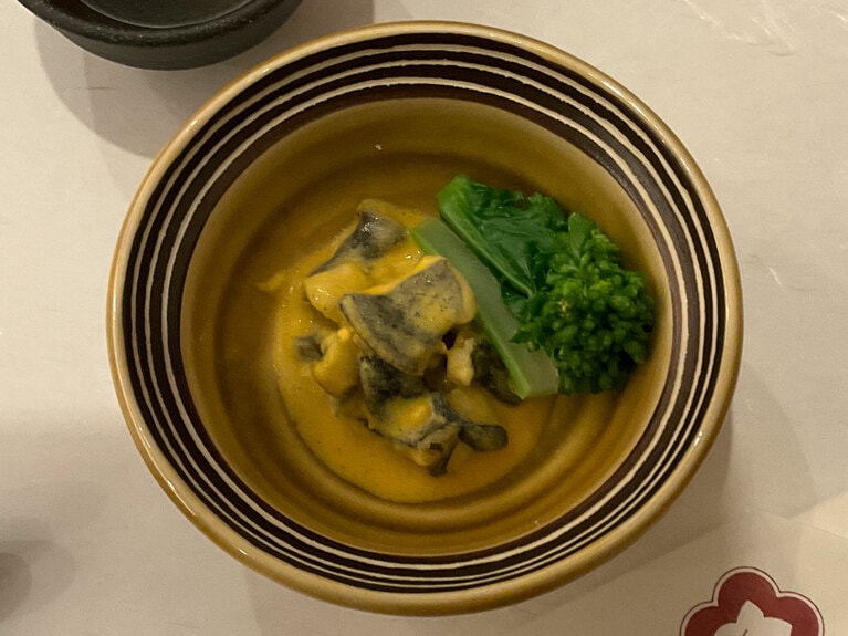 お通し330円は日替わりで、写真は「うなぎのうにあえ」。