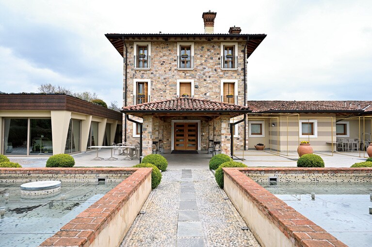 奥深きフェルゲッティーナの歴史を感じさせるエントランス。