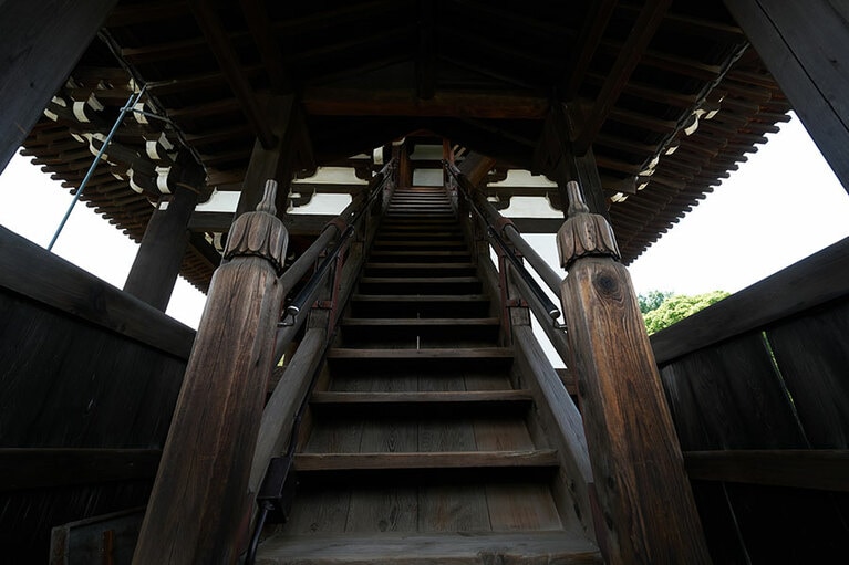 三門楼上へと続く階段はかなりの急勾配。