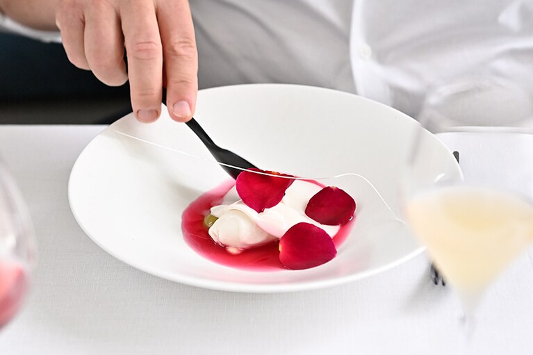 薔薇のデザートを試食。