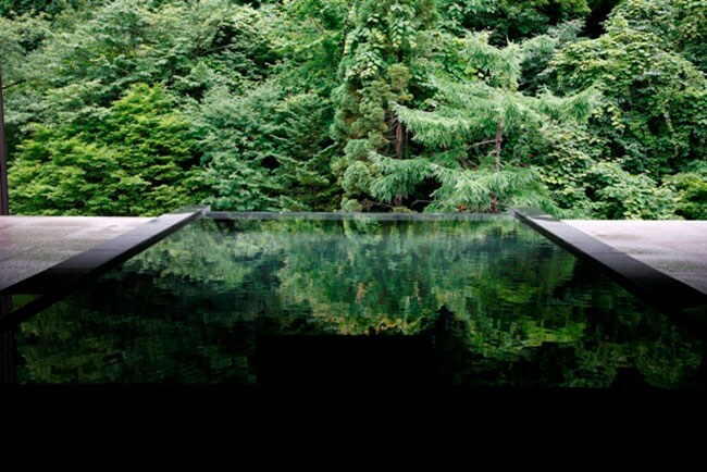 最上階露天風呂「雲井の湯」。