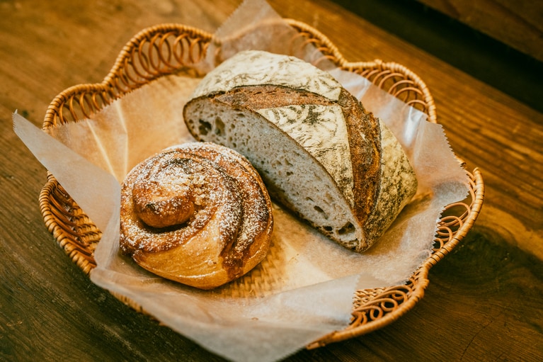 左から、「シナモンロール」（価格はサイズにより変動）と「カンパーニュ」100g 230円。