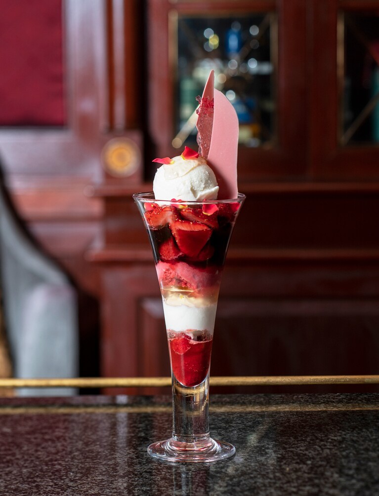 【THE BAR】ストロベリーローズ 2,200円。※2019年12月6日(金)～2020年3月1日(日)《1月1日～3日を除く》の限定メニュー
