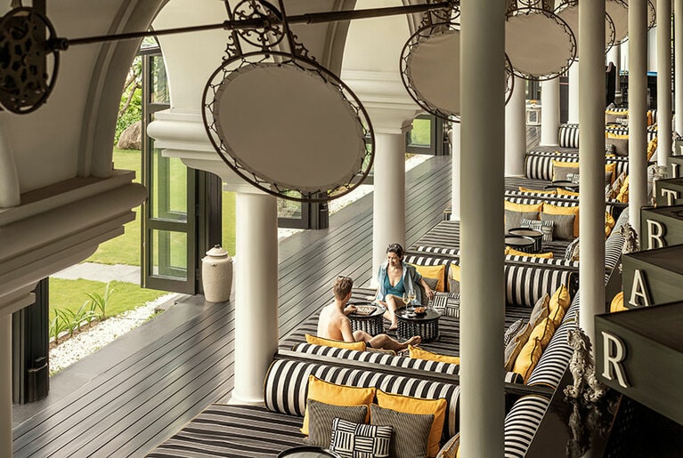 50mの長さを誇る「ザ・ロングバー」。天井には、巨大うちわのような扇風機。