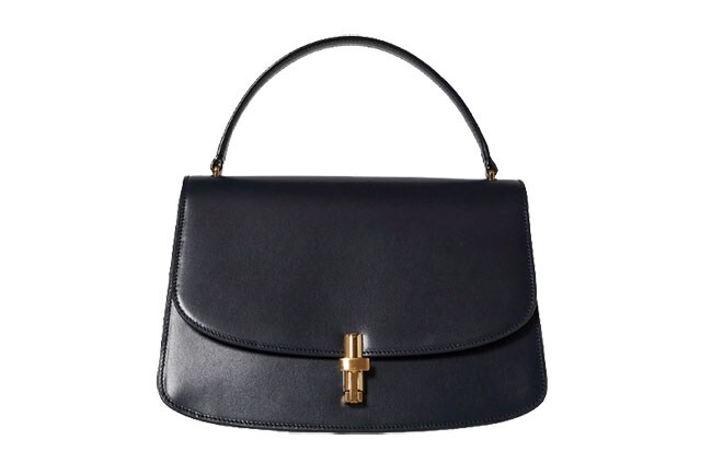 バッグ H18×W25×D11cm 572,000円／ザ・ロウ(ザ・ロウ・ジャパン)