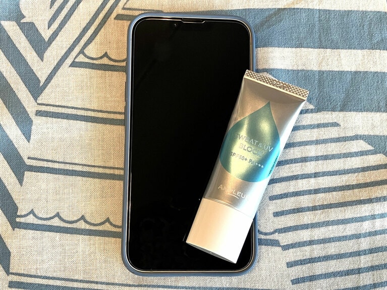 高さ15ミリ×厚さ18ミリ（ライター調べ）と、スマホより小さいくらいのサイズ。チューブタイプで軽く、旅行や出張に持って行くのにも最適。