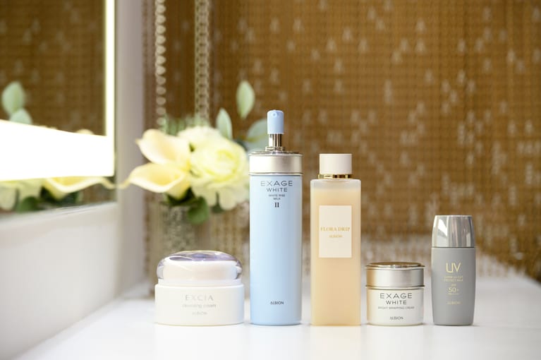 左から：エクシア クレンジングクリーム、エクサージュホワイト ホワイトライズ ミルクⅡ(薬用美白乳液)、フローラドリップ(化粧液)、エクサージュホワイト ブライトラッピング クリーム(美白クリーム)、スーパーUVカット プロテクト ミルク(日焼け止め)