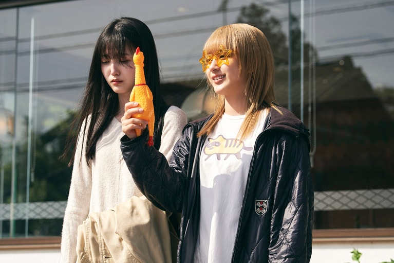 Ⓒ石黒正数・徳間書店／映画『ネムルバカ』製作委員会。秘訣は「挨拶」と「質問攻め」と「めげない心」。平祐奈の“スーパーコミュ力”3か条とは