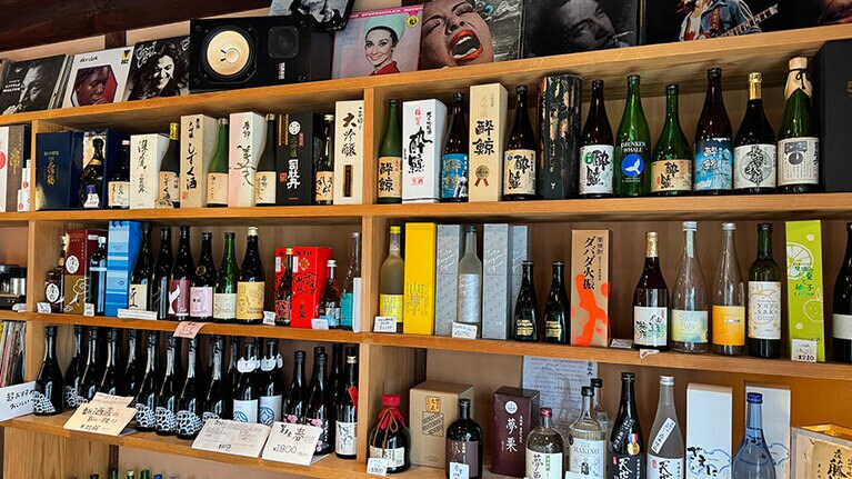 日本酒の棚の上にずらりと並ぶレコードは安岡さんの趣味。