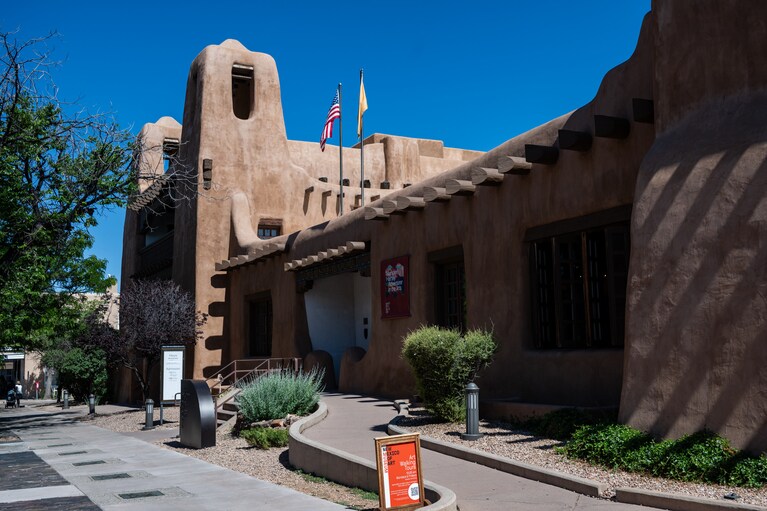 プエブロ・リバイバル様式を生み出した建築家アイザック・ラップの代表作であり、サンタフェの象徴として親しまれているニューメキシコ美術館。