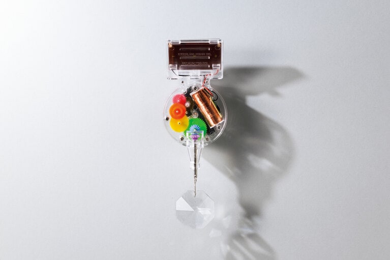 【最果タヒさんのベストギフト】Rainbow Maker “Single” 5,940円／KIKKERLAND（ディテール）