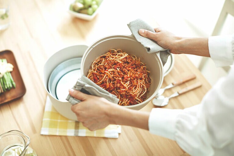 本体前面のダイヤルで60～230℃まで温度設定ができ、煮込み料理やパスタ、焼き物と、幅広いメニューが作れます。