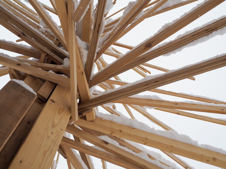 「 研ぎ澄ます、雪の妻有」 ⼭本 茜  「雪化粧」（「モネ船長の方舟」　大輪龍志-TAiRiN） 雪が積もり、作品をさらに素敵にしてくれる。