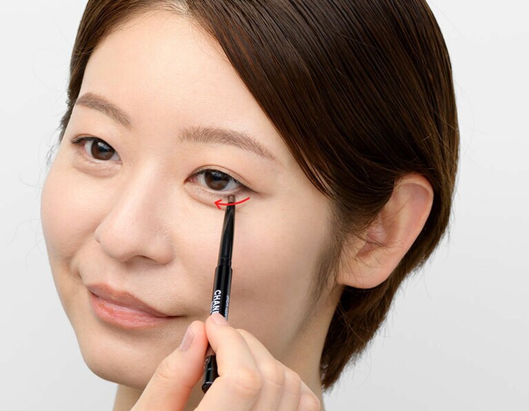 ペンシルを縦に持ち、やわらかいラインを描く。