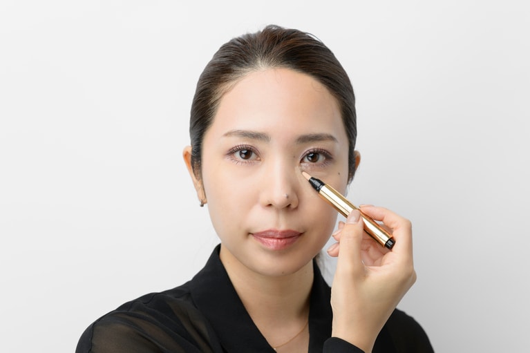 筆ペンタイプなので、狙った場所にピンポイントにのせられるのが魅力。力を入れなくても、なめらなかテクスチャーでしっかり肌にフィット。