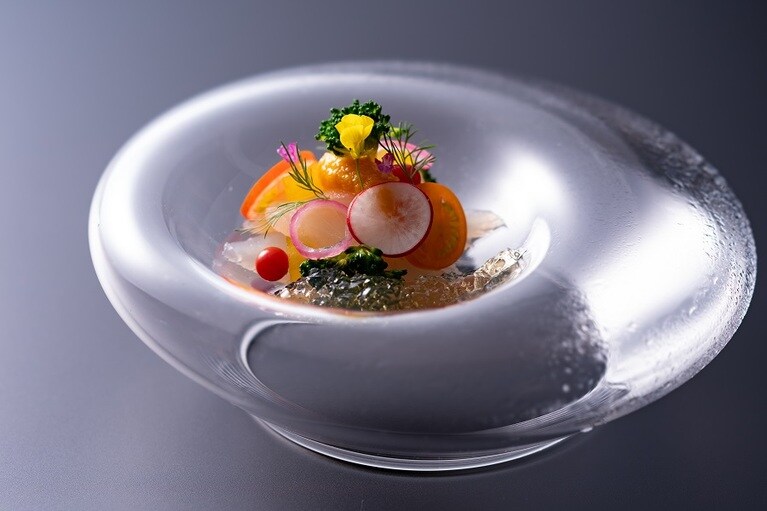 冬の向附に出される「カワハギの変わり造り」は、見た目だけでなく、人参のドレッシングやリンゴのコンポートと合わせるなど、味にも驚きのある演出が。