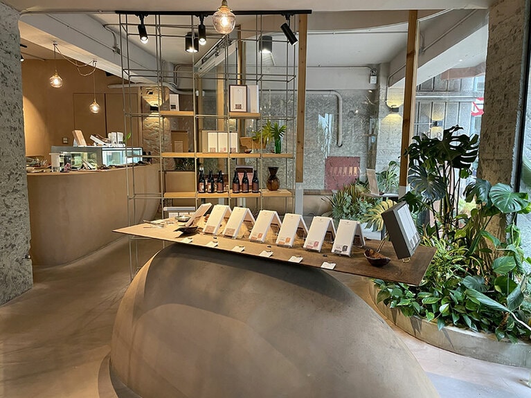 カカオをイメージしたという店内。台中の人気建築家・張育睿がデザインを担当。