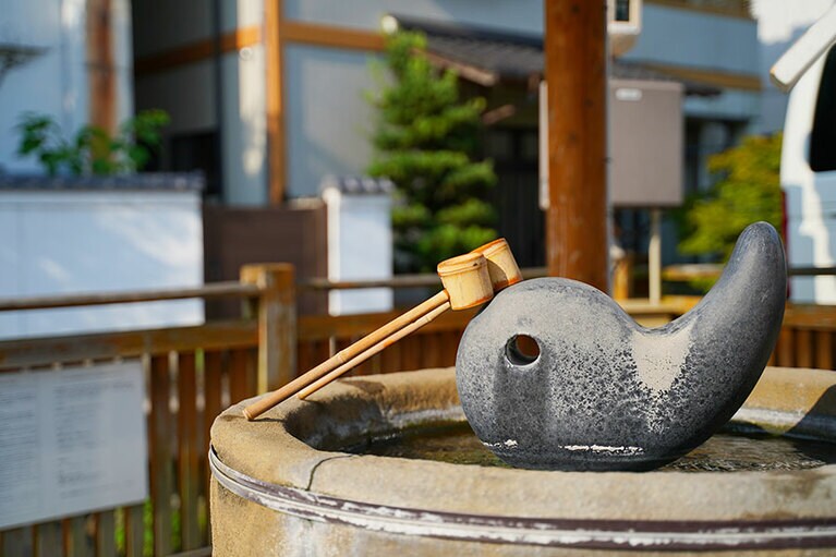 「湯薬師広場」では専用のスプレーボトル(200円)や持参したケースに温泉水を入れて、持ち帰りもOK。